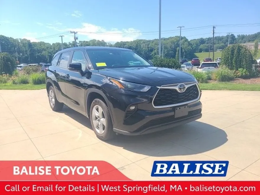 2023 Toyota Highlander LE photo 1