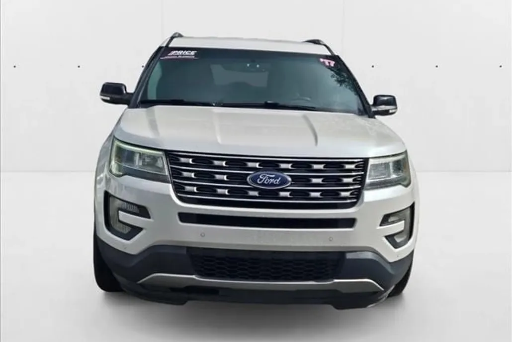 2017 Ford Explorer XLT photo 1