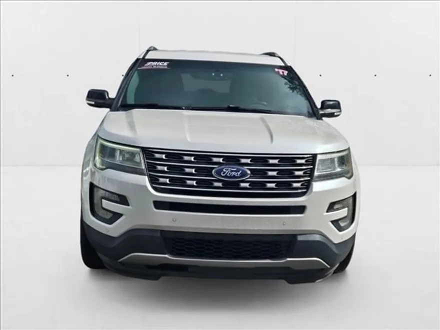2017 Ford Explorer XLT photo 1