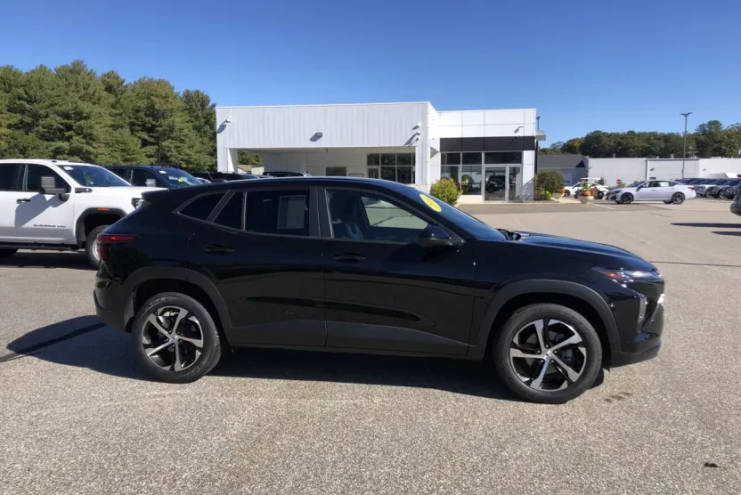 2024 Chevrolet Trax photo 1