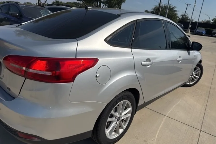 2017 Ford Focus SE photo 1