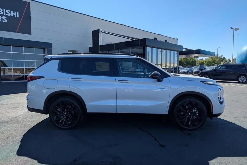 2025 Mitsubishi Outlander SEL Platinum GT photo 1