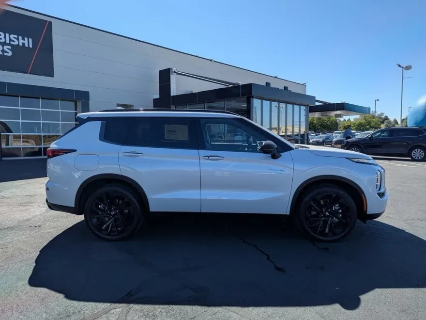 2025 Mitsubishi Outlander SEL Platinum GT photo 1