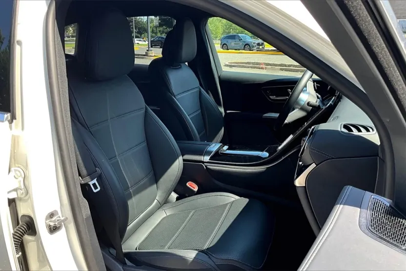 2025 Mercedes Benz GLC 300 4MATIC photo 1