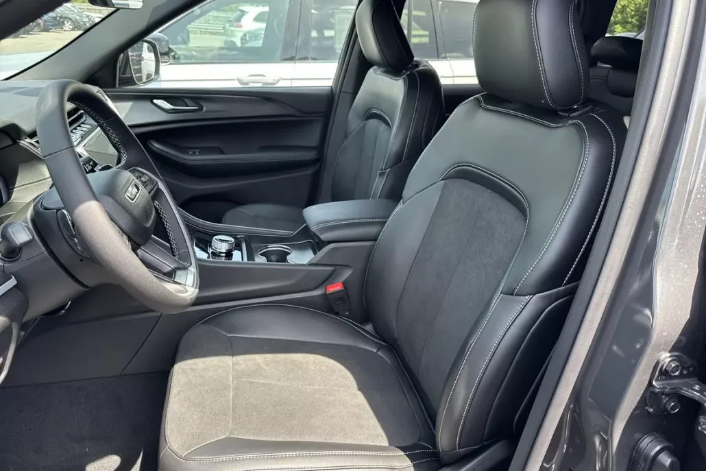2025 Jeep Grand Cherokee Altitude photo 1