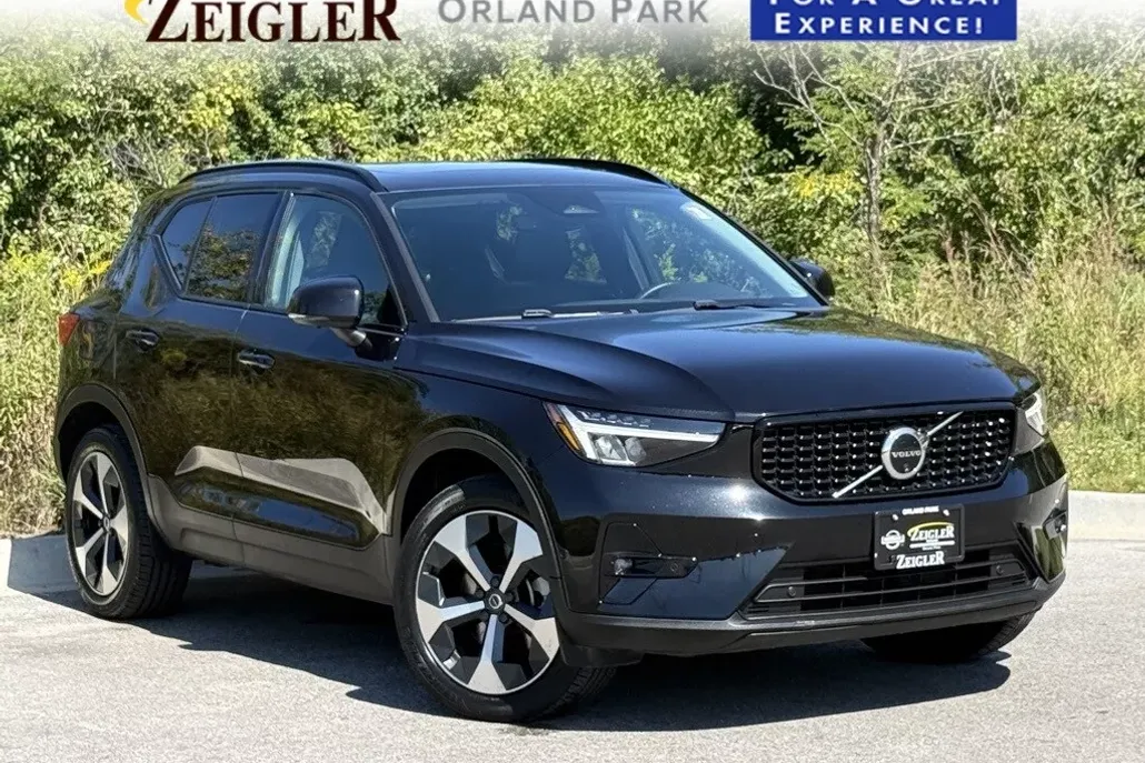 2024 Volvo XC40 Plus AWD photo 1