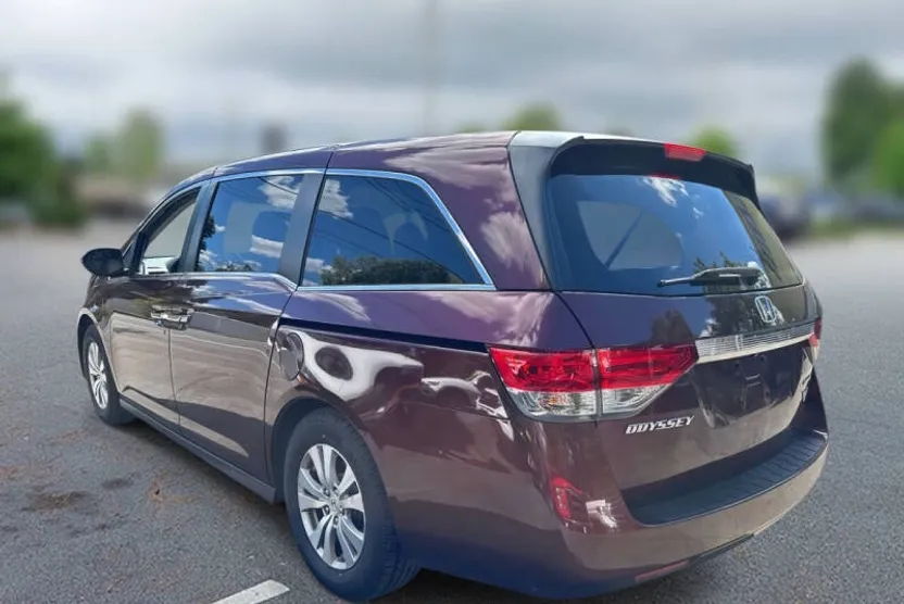 2016 Honda Odyssey SE photo 1