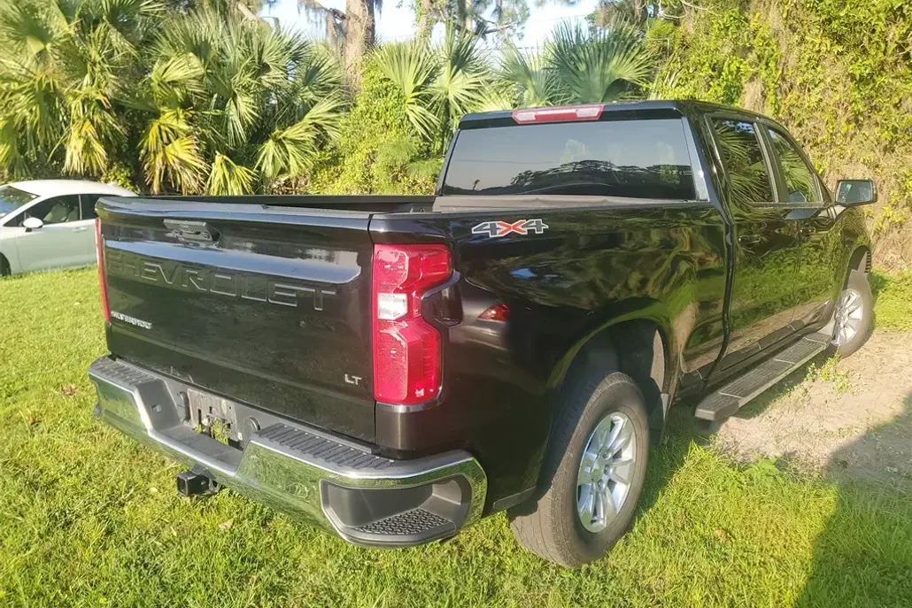 2023 Chevrolet Silverado 1500 LT photo 1