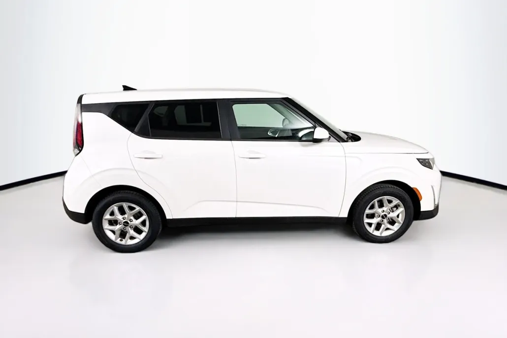 2023 Kia Soul LX photo 1