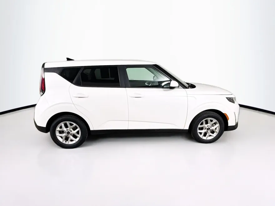 2023 Kia Soul LX photo 1
