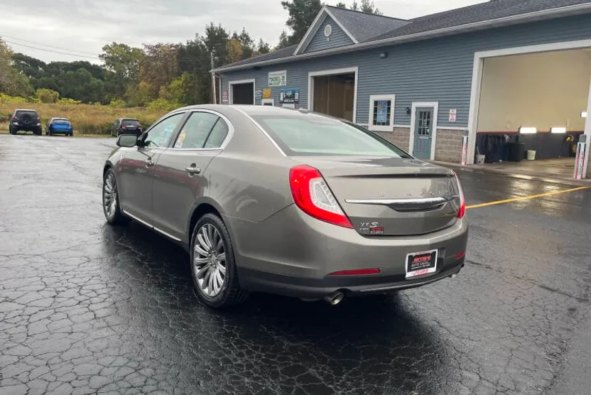 2016 Lincoln MKS photo 1