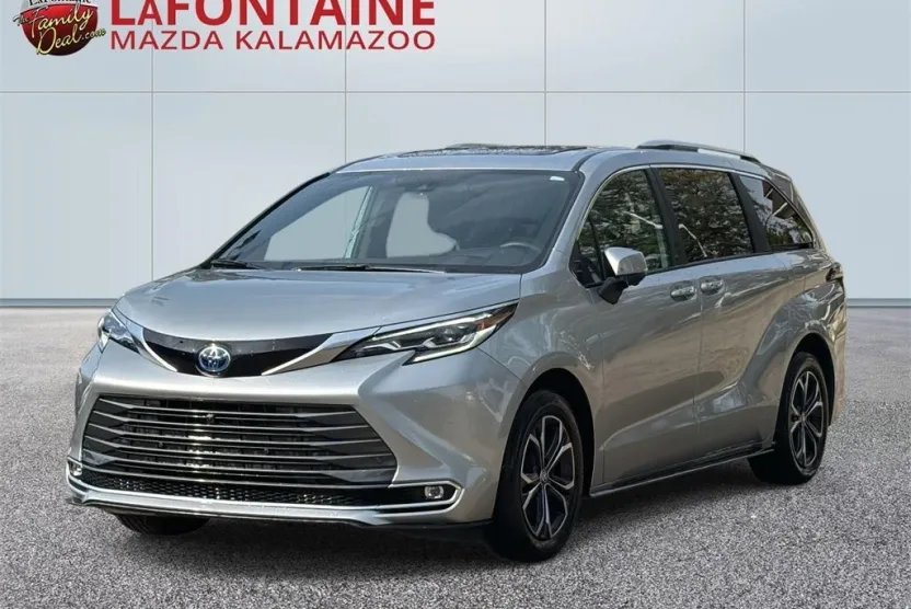2025 Toyota Sienna Platinum photo 1