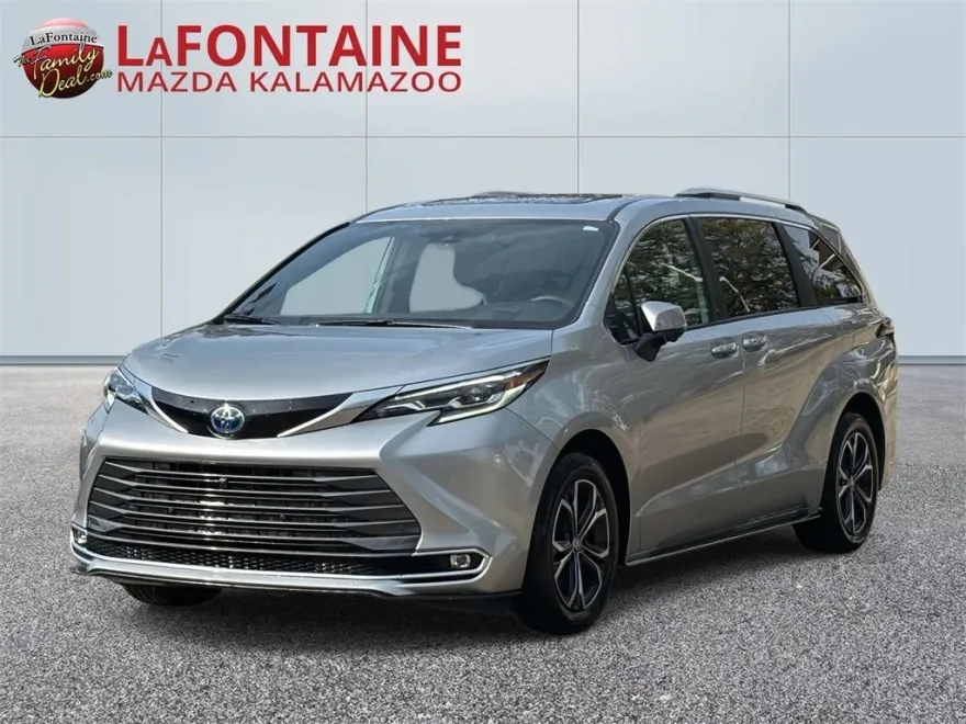 2025 Toyota Sienna Platinum photo 1