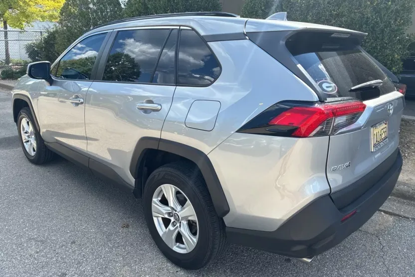 2020 Toyota RAV4 XLE photo 1