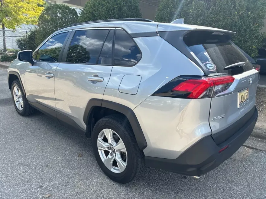 2020 Toyota RAV4 XLE photo 1