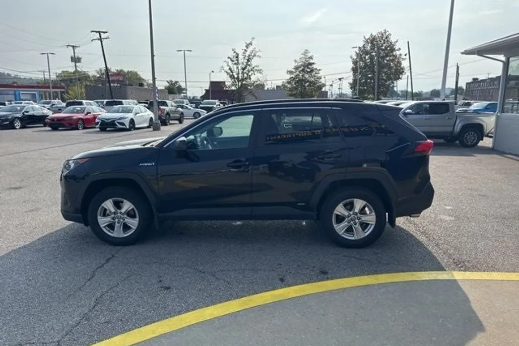 2021 Toyota RAV4 Hybrid LE photo 1