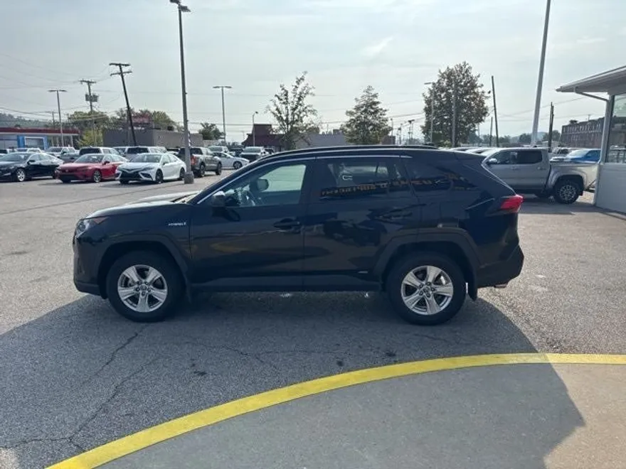 2021 Toyota RAV4 Hybrid LE photo 1