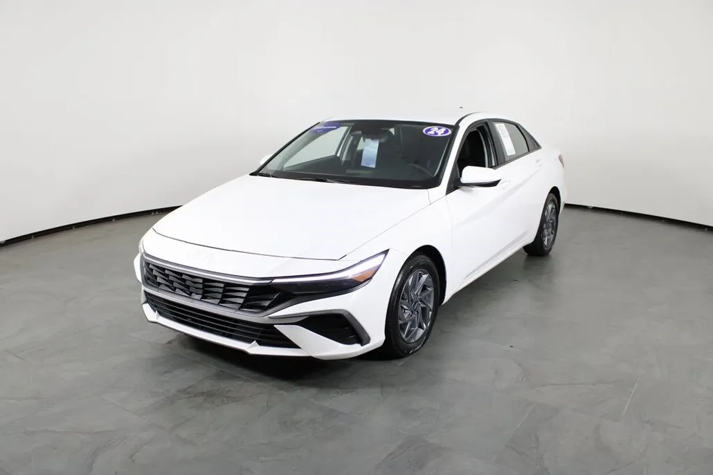 2024 Hyundai Elantra SEL photo 1
