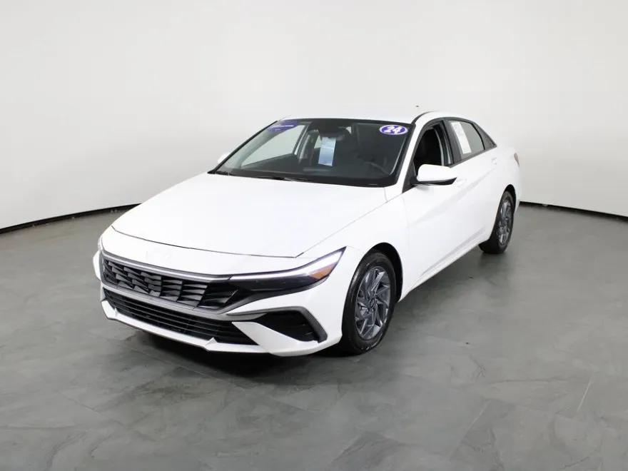 2024 Hyundai Elantra SEL photo 1