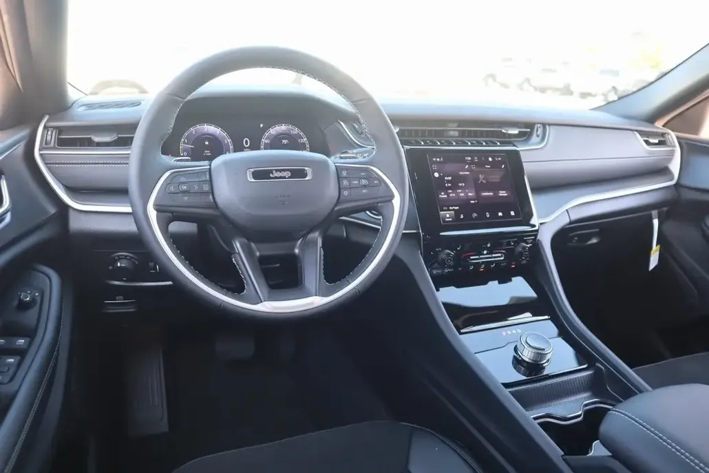 2025 Jeep Grand Cherokee Altitude photo 1
