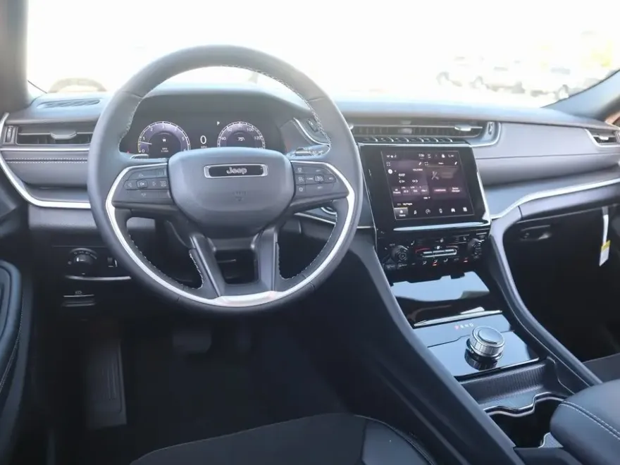2025 Jeep Grand Cherokee Altitude photo 1