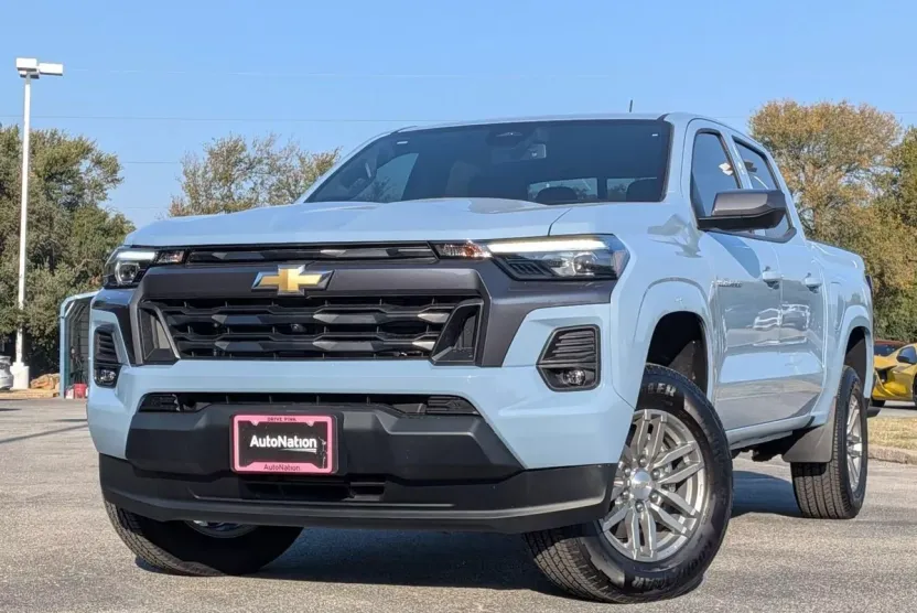 2025 Chevrolet Colorado Work Truck LT photo 1