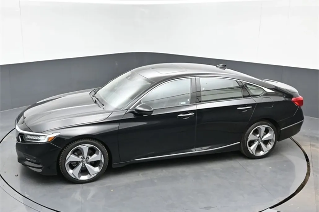 2018 Honda Accord Touring photo 1