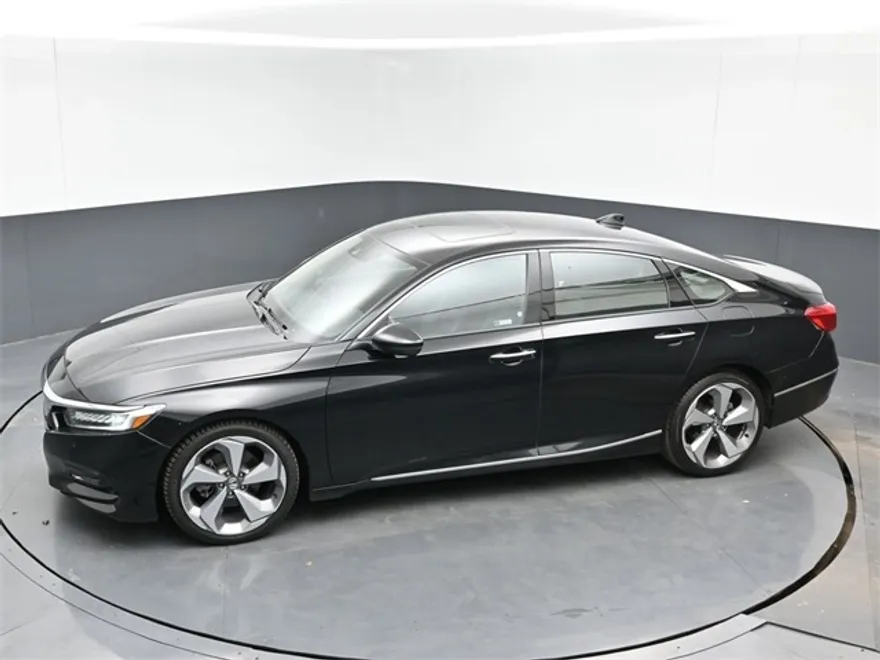 2018 Honda Accord Touring photo 1