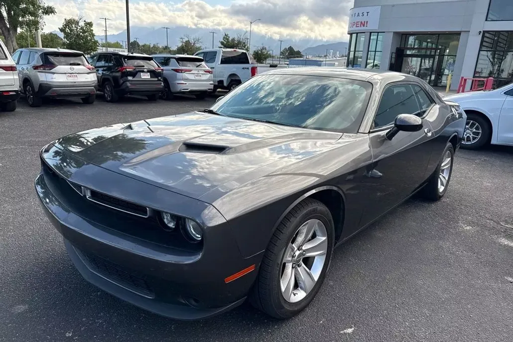 2023 Dodge Challenger SXT photo 1
