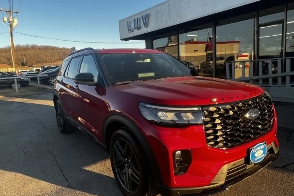 2025 Ford Explorer ST photo 1