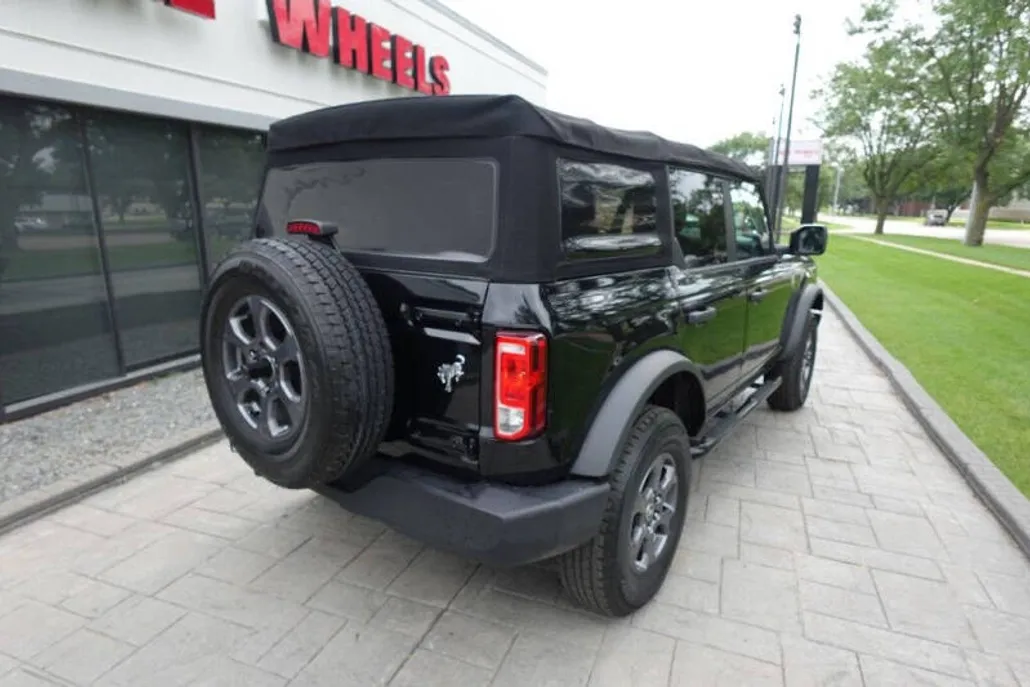 2022 Ford Bronco Base photo 1