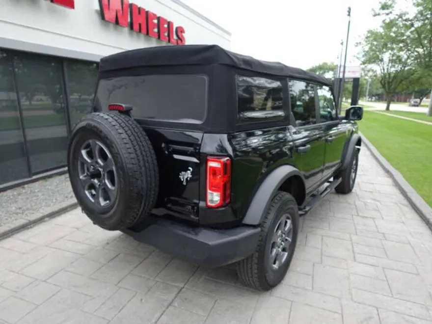 2022 Ford Bronco Base photo 1