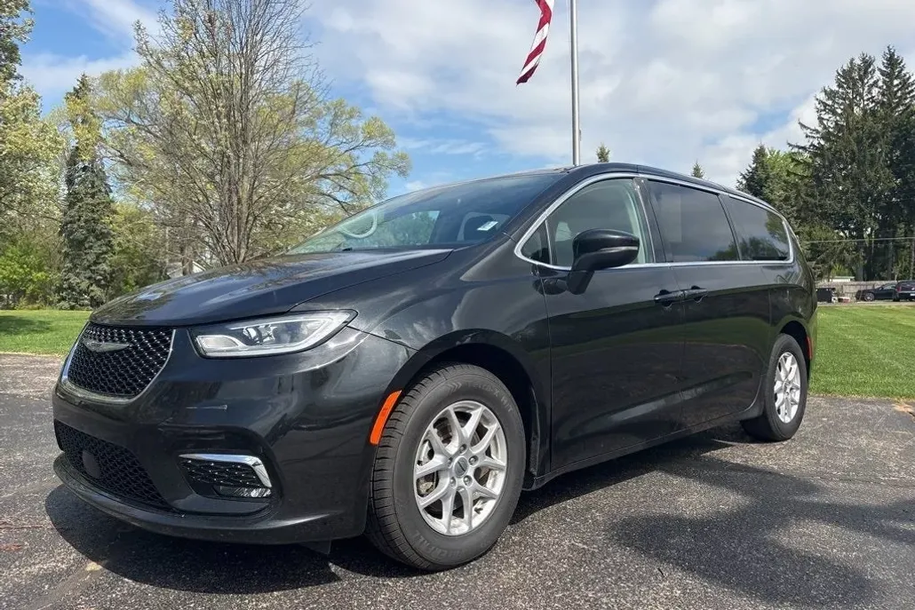 2023 Chrysler Pacifica Touring L photo 1