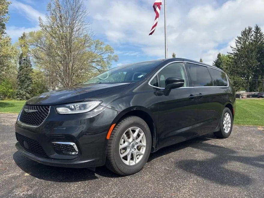 2023 Chrysler Pacifica Touring L photo 1