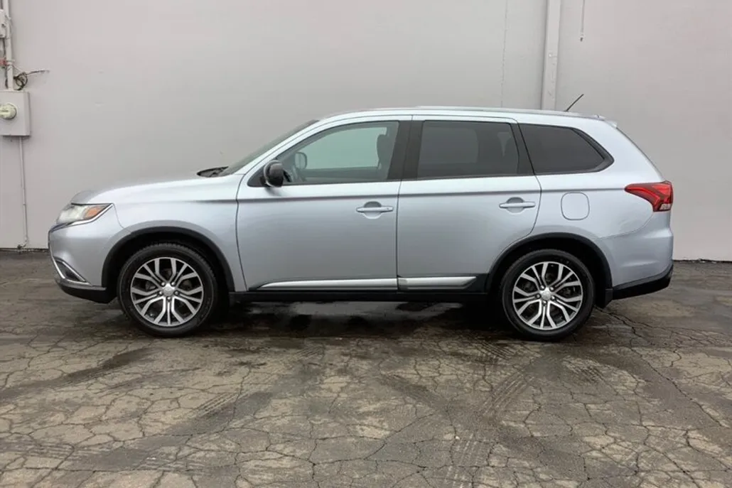2016 Mitsubishi Outlander ES photo 1