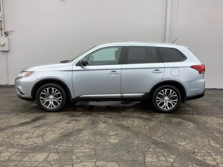 2016 Mitsubishi Outlander ES photo 1