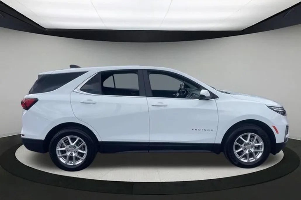 2024 Chevrolet Equinox LT photo 1