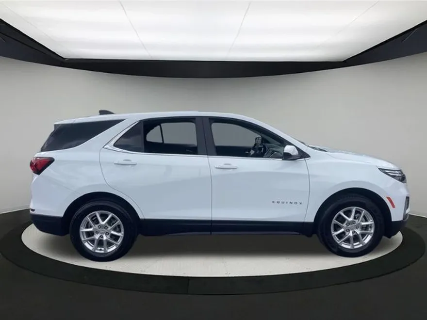 2024 Chevrolet Equinox LT photo 1