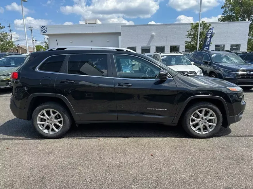 2016 Jeep Cherokee Latitude photo 1