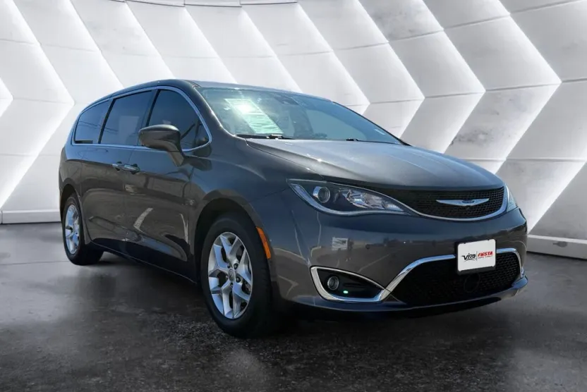 2020 Chrysler Pacifica Touring photo 1