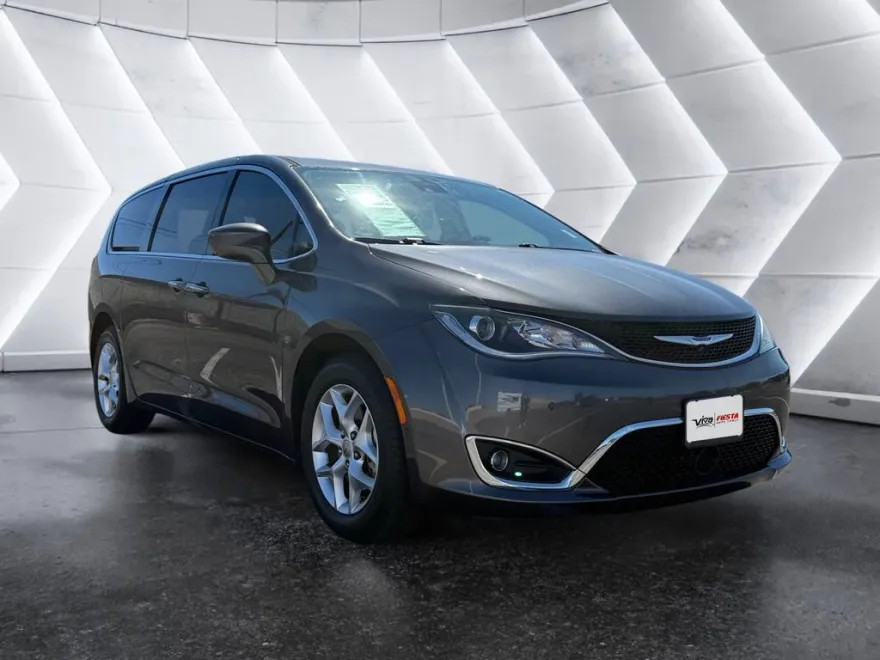 2020 Chrysler Pacifica Touring photo 1
