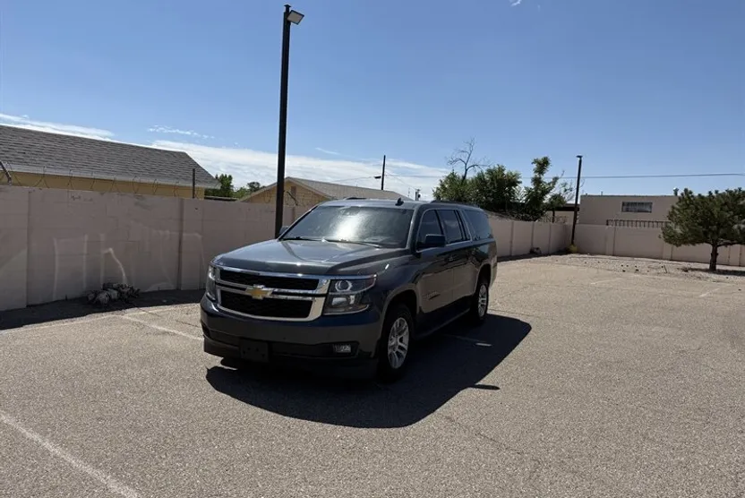 2019 Chevrolet Suburban LT photo 1