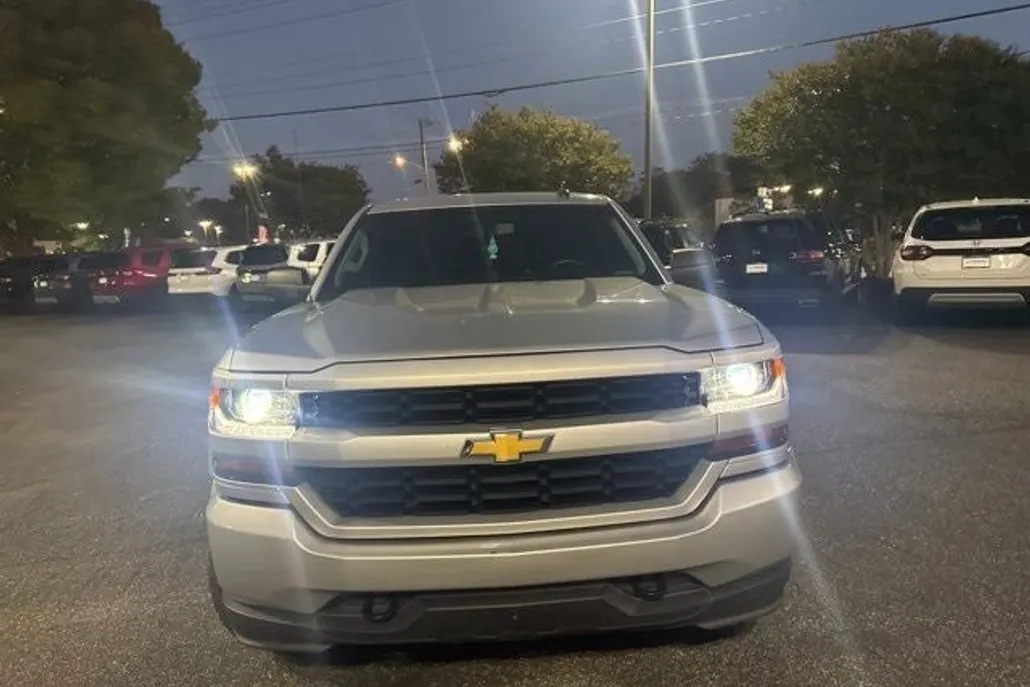 2018 Chevrolet Silverado 1500 Custom photo 1