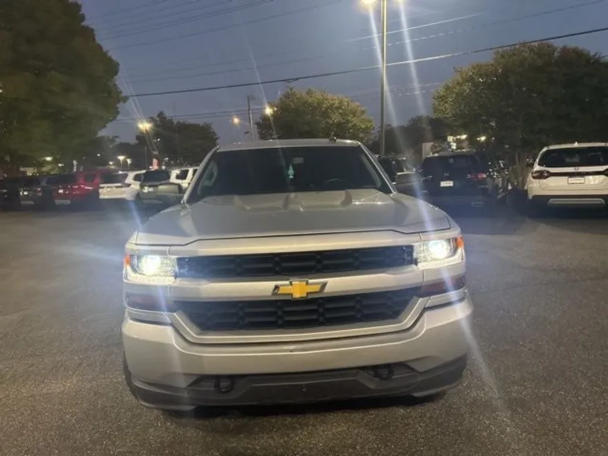 2018 Chevrolet Silverado 1500 Custom photo 1