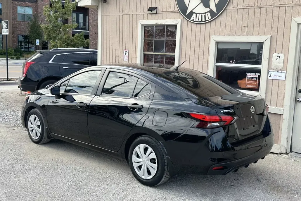 2021 Nissan Versa S photo 1