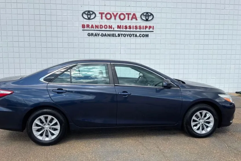 2017 Toyota Camry LE photo 1