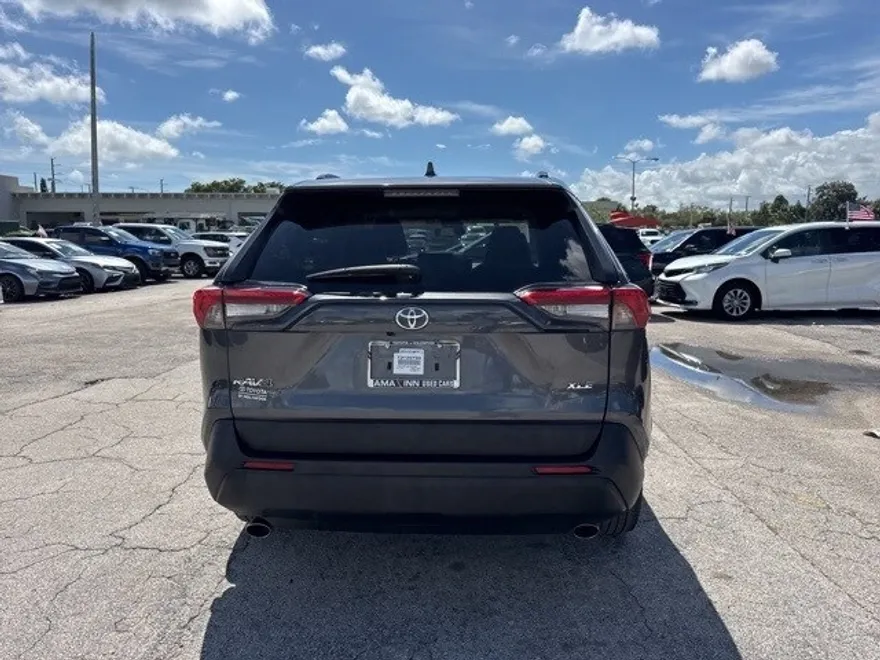 2022 Toyota RAV4 XLE Premium photo 1