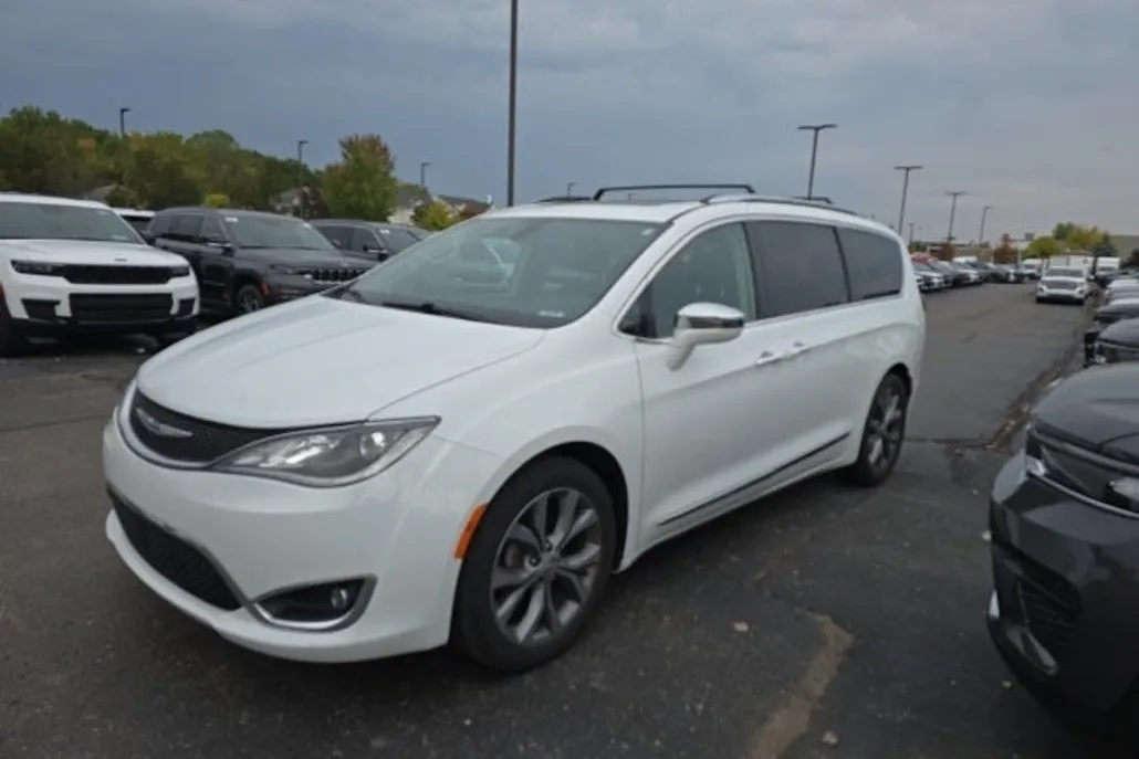 2019 Chrysler Pacifica Limited photo 1