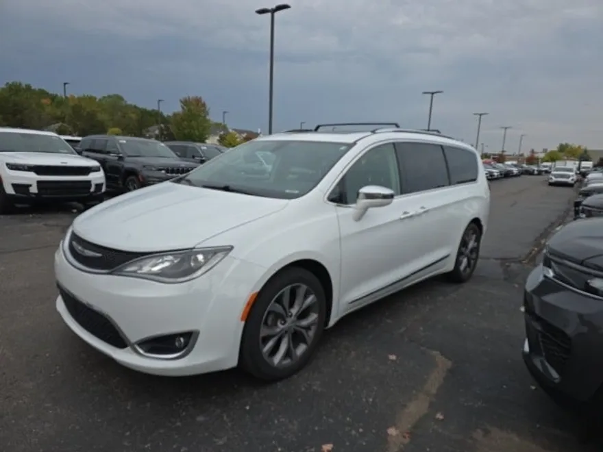 2019 Chrysler Pacifica Limited photo 1