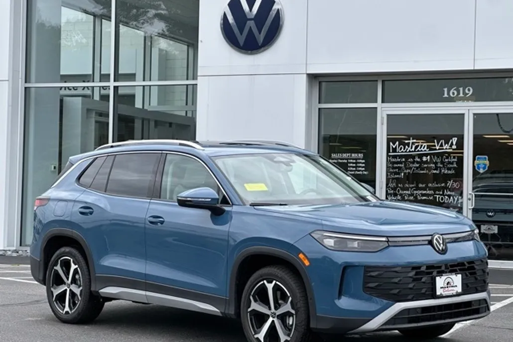 2025 Volkswagen Tiguan SE photo 1